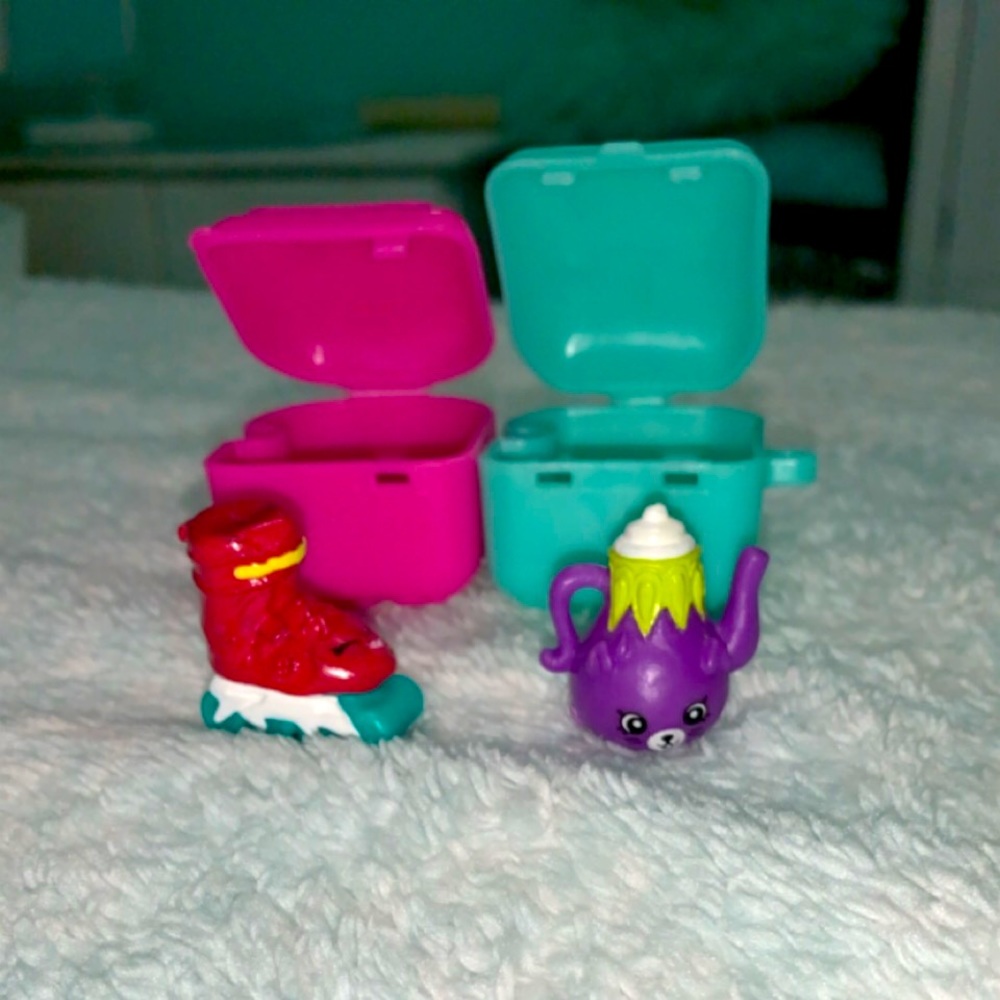 Shopkins Season 5 alone with the case it came in!